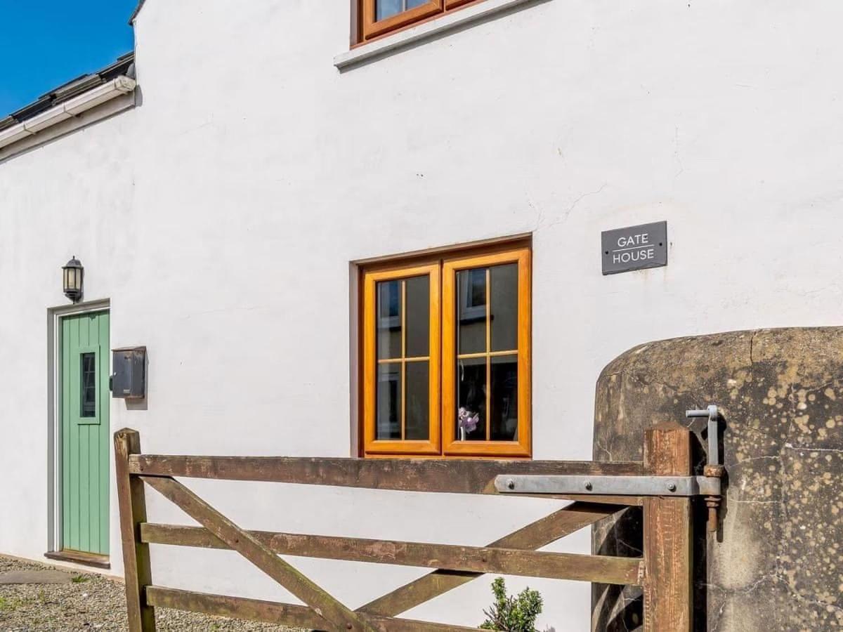 The Gatehouse At Y Gwesty Bach Villa Jordanston Exterior photo